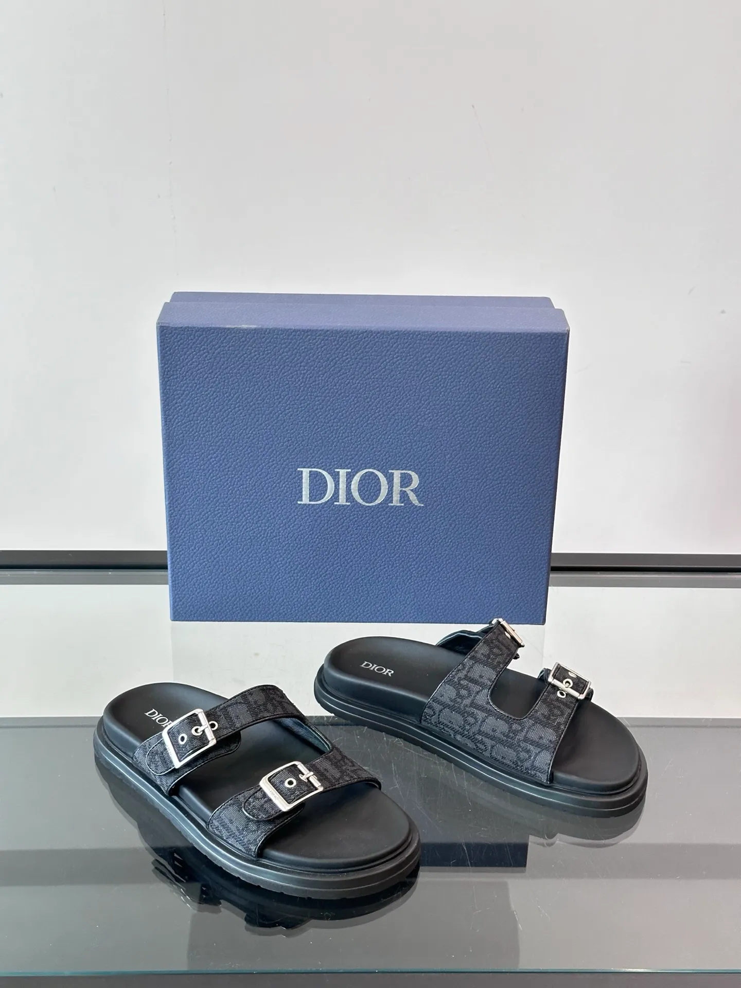 Factory price: 300💰Dior Aqua men's sandals and slippers. Showcasing Dior haute couture design. The Dior gray suede strap is accented with an aluminum Dior buckle for added style. Paired with a comfortable tonal notch sole, they pair easily with shorts or jeans for a sophisticated look. Main body: suede cow leather, technical fabric lining: cow leather, with adjustable straps, aluminum Dior buckle, Dior gray EVA insole, tonal notch rubber outsole splicing structure👌👌 size: 38-44 (45.46 customized)